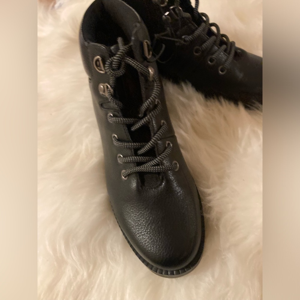 Women size 6 white mountain cliffs